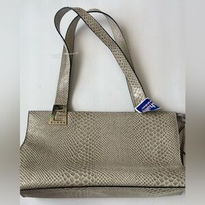 Nice Guess hand bag. Never worn in excellent condition.